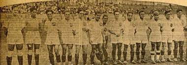 Bicentenario_p's tweet photo. UNIVERSITARIO CAMPEON 1936

⭕️Encontramos un nuevo  hallazgo histórico publicado en el Diario la Crónica un 19 de Enero pero de 1937 en el cual citamos:

📰" Anoche fueron agasajados ... los flamantes CAMPEONES de la "U"... esta invitación es con motivo de la brillante performance cumplida al haber derrotado al Telmo Carbajo , Atlético Chalaco y en la final al Alianza Lima...."

un día antes el mismo diario había escrito: 
 
📰 "...Brillantemente se adueño del triunfo el equipo de la "U" en el torneo Extraordinario de la División de Honor al derrotar en toda linea al cuadro de Alianza Lima..."

⭐en 1936 la @TuFPF  era el ente encargado de organizar el campeonato oficial a través de la División de Honor. Este campeonato fue, al igual que el de los años anteriores, denominado como "Selección y Competencia", solo que para esta ocasión se le agregó el carácter de "Extraordinario". 
Es decir "CAMPEONATO EXTRAORDINARIO DE LA DIVISIÓN DE HONOR 1936", 

una detalle nada raro. 
La denominación de "extraordinaria" se llegó a aplicar a varios torneos sudamericanos de selecciones nacionales:
���Campeonato Sudamericano de Lima 1935
✅Campeonato Sudamericano de Chile 1941
entre otros más...

Estos certámenes hasta aproximadamente la década del 90 no eran considerados como oficiales hasta que, finalmente, la @CONMEBOL  les terminó otorgando el carácter de oficialidad y sus ganadores pasaron a sumar más estrellas en sus palmarés.

🏆El 17 de enero de 1937 @Universitario  le ganó la final a Alianza Lima por 2 a 0 y conquistó así el Campeonato de la División de Honor de 1936. 
⚽Los goles los anotaron Flores y Víctor Bielich

Pronto mas Hallazgos!!!

si quieres saber mas lee aquí 👇🏼
https://t.co/DeNIbUsrkb

Difunde dándole RT , Defendamos la Historia de la U!!

#LaHistoriaDeLaU    #UniversitarioCampeon1936