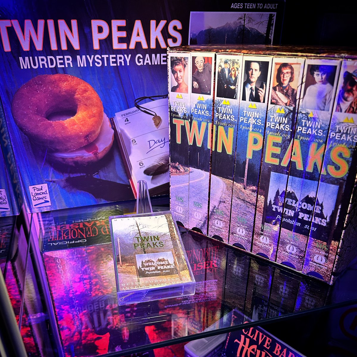 🌲🦉🏔️ Some vintage Twin Peaks stuff. 😎💜 The board game is from -91 and the tape and the American VHS box is from -90. Remember kids: The owls are not what they seem. 😉 #twinpeaks #90s #agentcooper #killerbob #laurapalmer