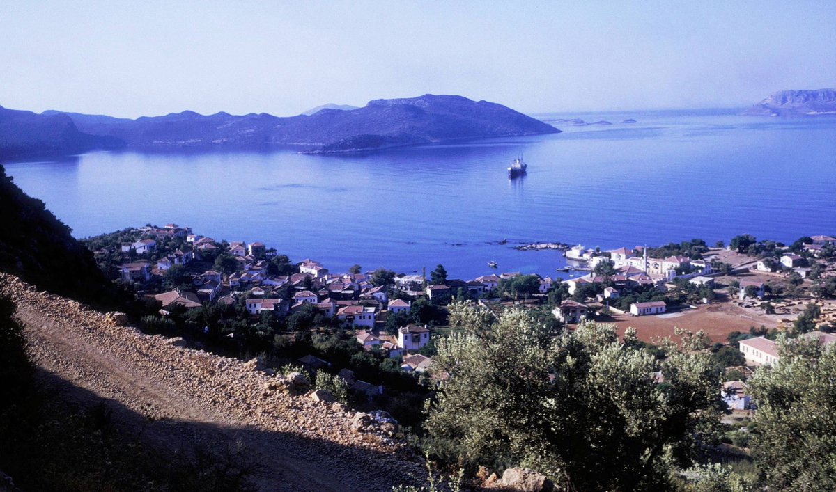 Bazen tek bir kare fotoğraf kitaplar dolusu anlatıma sahiptir. Bu fotoğraf, Kaş'ın 1962 yılındaki görünümü. Asfalt olmayan bir stabilize yol ve limana yanaşan bir vapur aynı karede. Kaş'a karayolu ulaşımı yokken deniz yolu kullanılıyordu. Bu durum binlerce yıl da böyle sürmüş...