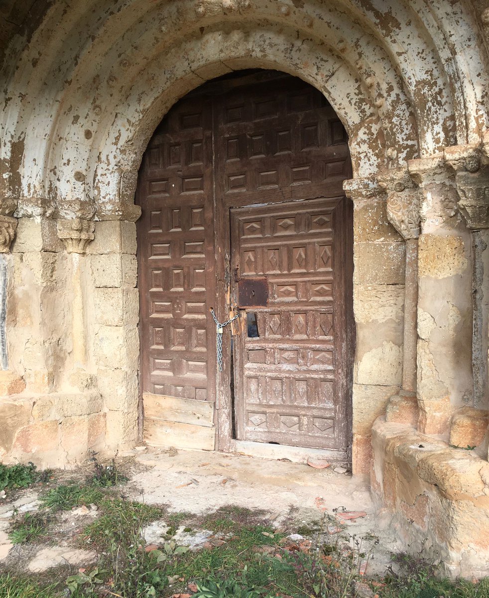 OCSoriaradio's tweet photo. Nueva agresión a la iglesia de La Barbolla tras forzar su puerta. El templo en ruinas se encuentra al borde del colapso. El colectivo 'Despoblados' @ANumantino denuncia la situación. @lc_pastor @RomanicoEspana @cylromanica @LaHuellaRomnica #Soria 
⬇️
https://t.co/kiexmi1aLs https://t.co/XulYJQhiY3