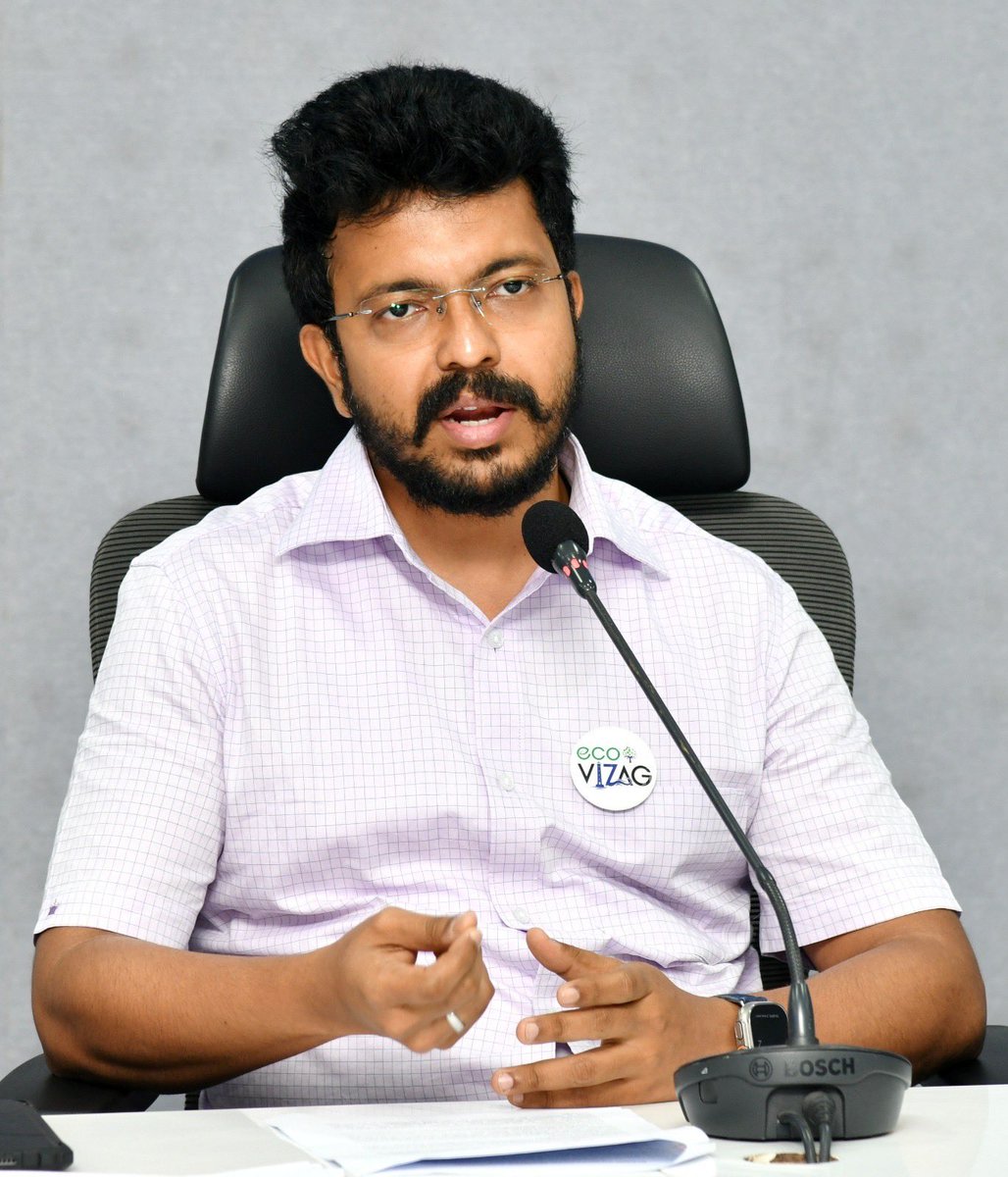 GVMC_VISAKHA's tweet photo. In view of the state wide strike of sanitation workers, Commissioner GVMC CM Saikanth Varma IAS appealed to citizens to cooperate with the GVMC and to dispose the waste in the dustbins and not in the roads and drainages.
#SupportGVMC
#EcoVizag
#ISupportEcoVizag https://t.co/8KQLIq86O6
