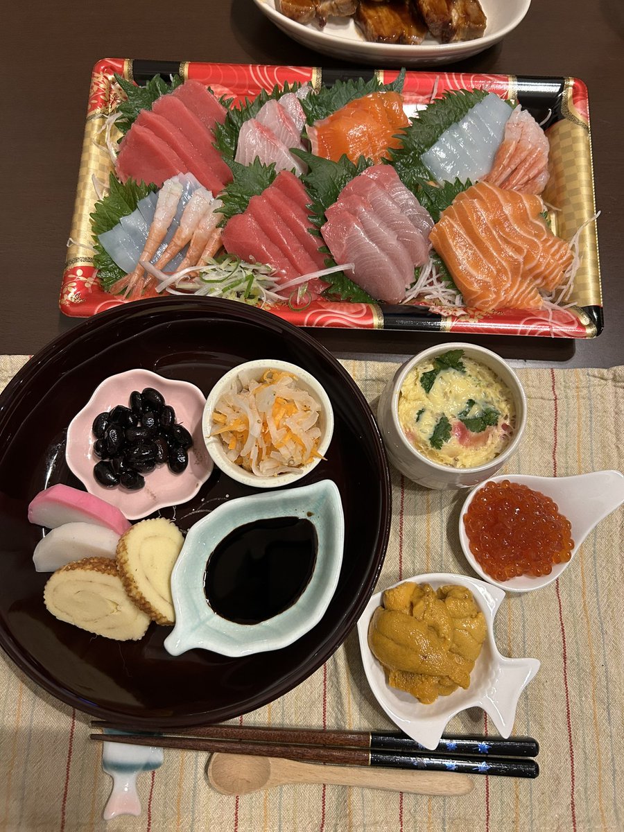 to_copast's tweet photo. おせちとお雑煮🎍
今年は鶏雑煮にしてみました🐔
今年もよろしくお願いします🙇
#おせち
#お雑煮
#晩酌ご飯 https://t.co/jr3coLvF0E