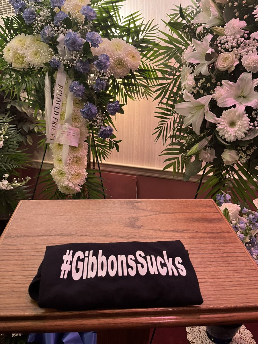 Kaprookie's tweet photo. The memorial service for Mike Gibbons resembled a sold out show at CBGB. The line to pay respect snaked into the hall &amp; out the door. My guitarist placed a pick in his casket &amp; we recited the Irish Blessing. This t-shirt was laid out next to him. Rest easy,Gibbs. ❤️ #LeewayRocks https://t.co/ht6LKr9ycE