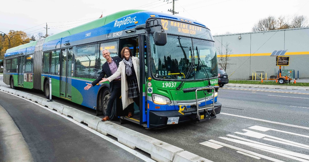🚌 Have you noticed the new bus lane between Queensbury and Gladstone Ave? The R2 Marine Drive RapidBus service has gotten even faster! Thanks to the dedicated bus lane, eastbound travelers can save up to SIX MINUTES of travel time during peak hours.