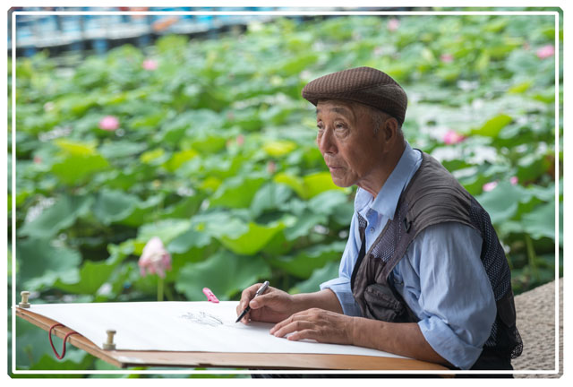 A #local #artist #painting the seventeen arches #bridge at the #summerpalace #summerpalacebeijing #summerpalaceofficial, #Beijing, #China #Asia #PictureOfTheDay #ThePhotoHour #portrait #portraitphotography #travelphoto #arountheworld for more see darrensmith.org.uk