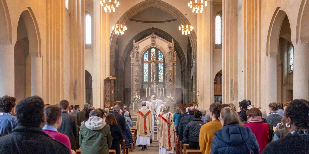 visitampleforth's tweet photo. We are now taking bookings for our 2024 Easter Triduum, which will be from Thursday 28th - Sunday 31st March, with the theme of 'Alive in Christ'.
Click the link to find out more and request a place: https://t.co/79YanehHXc
#AmpleforthAbbey #EasterTriduum #Easter2024 https://t.co/A0puy1PSRs