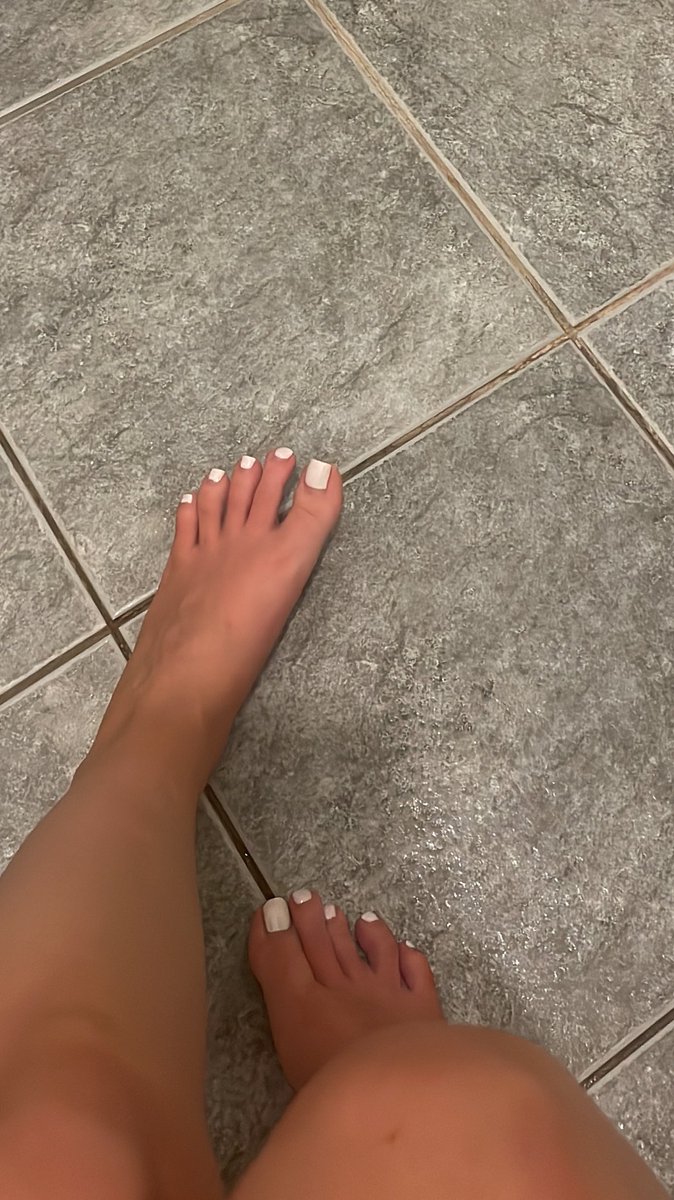 Lola_Peach777's tweet photo. My pretty little feet will make you weak😄 let me drain you 

Paypig findom brat 

#size3feet #paypig #paypiggieswanted #paypiggy #findom #FinDom #findombrat #findomgoddess #findomfeet #feet #feet_pic #feetpicsforsales #feetseller #feetworshi̇p #begforme #spoilme #payme #toes https://t.co/h1Y8coC18D