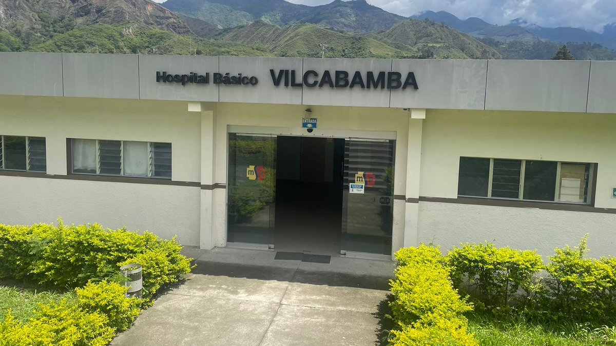 Salud_Loja's tweet photo. .@diegaso98, director del 🏥 hospital básico de #Vilcabamba, informa a través de @vilcastereo1025  sobre la cartera de servicios de esta casa de salud que atiende a usuarios de las parroquias sur orientales de Malacatos, Vilcabamba y Yangana. 
#ElNuevoEcuador https://t.co/McA21b8MQU