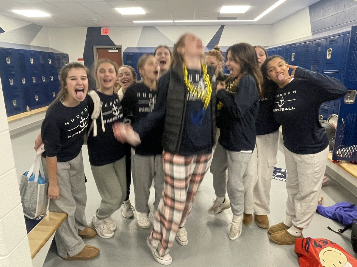ky1123's tweet photo. Congrats to our 7th and 8th grade “Explorers of the Game” vs Wadsworth!
7th grade: Def: Sofie / Off: Laura
8th grade: Off: Claire / Def: Chloe
#RollHud @TheHillPE @RollhudH https://t.co/jT5nFeYQMb