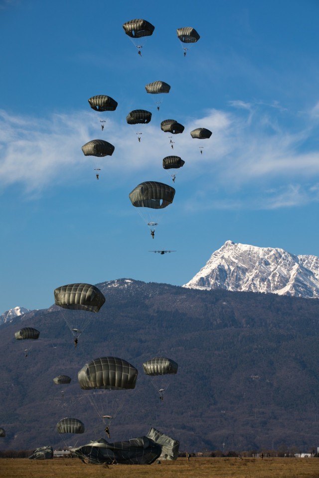 SETAF_Africa's tweet photo. We've got the top 📸  per month for 2023, + 2 extra due to ties! 
Let's knock it down to the top 4! Vote ⬇️

1️⃣ January-Drop Zone by Cpl. Genesis Miranda, 55th Signal Co.
2️⃣ February-Night Sky by Staff Sgt. Luke Wilson, SETAF-AF 
3️⃣ March-Winter Resolve by Staff Sgt. Luke Wilson https://t.co/IBxyYuapD7
