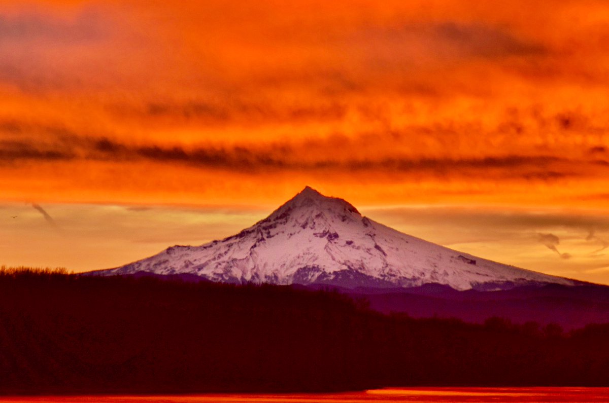 MikeKATU's tweet photo. SOMETHING PRETTY… to offset the gray and rain today. This was actually taken two days ago, and that red sky warning us that it would be raining soon. And it is. BE CAREFUL out there and have a fabulous Thursday #LiveOnK2 #omht #sunrise #thursdaymorning #StormHour https://t.co/H0sX2fwSes