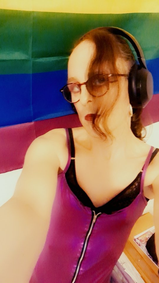 Sexy geekeuse j'aime être belle est très joueuse même voir très coquine.