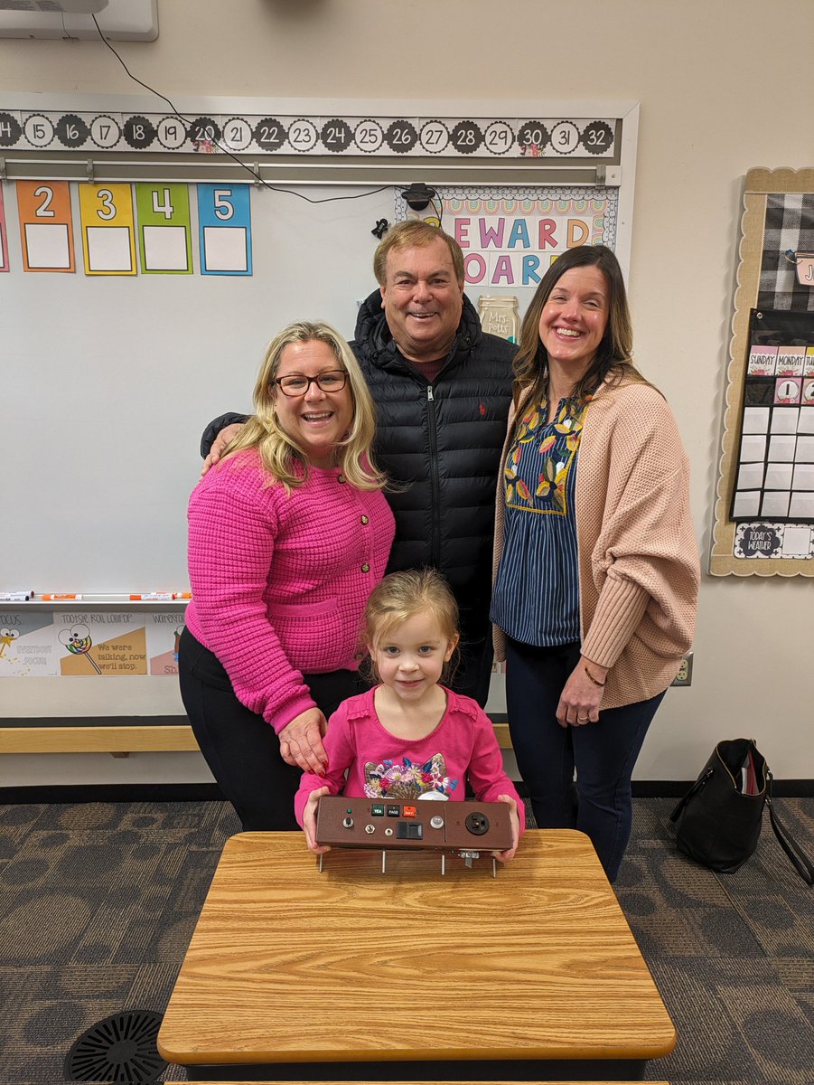 clearprincipal's tweet photo. State Representative Kate Klunk joined Mrs. Potts's Kindergarten class at Clearview to teach students about voting.
#hpsdawesome #staterepresentative #learningtovote #parentsinaction https://t.co/hVZgNdDAI2