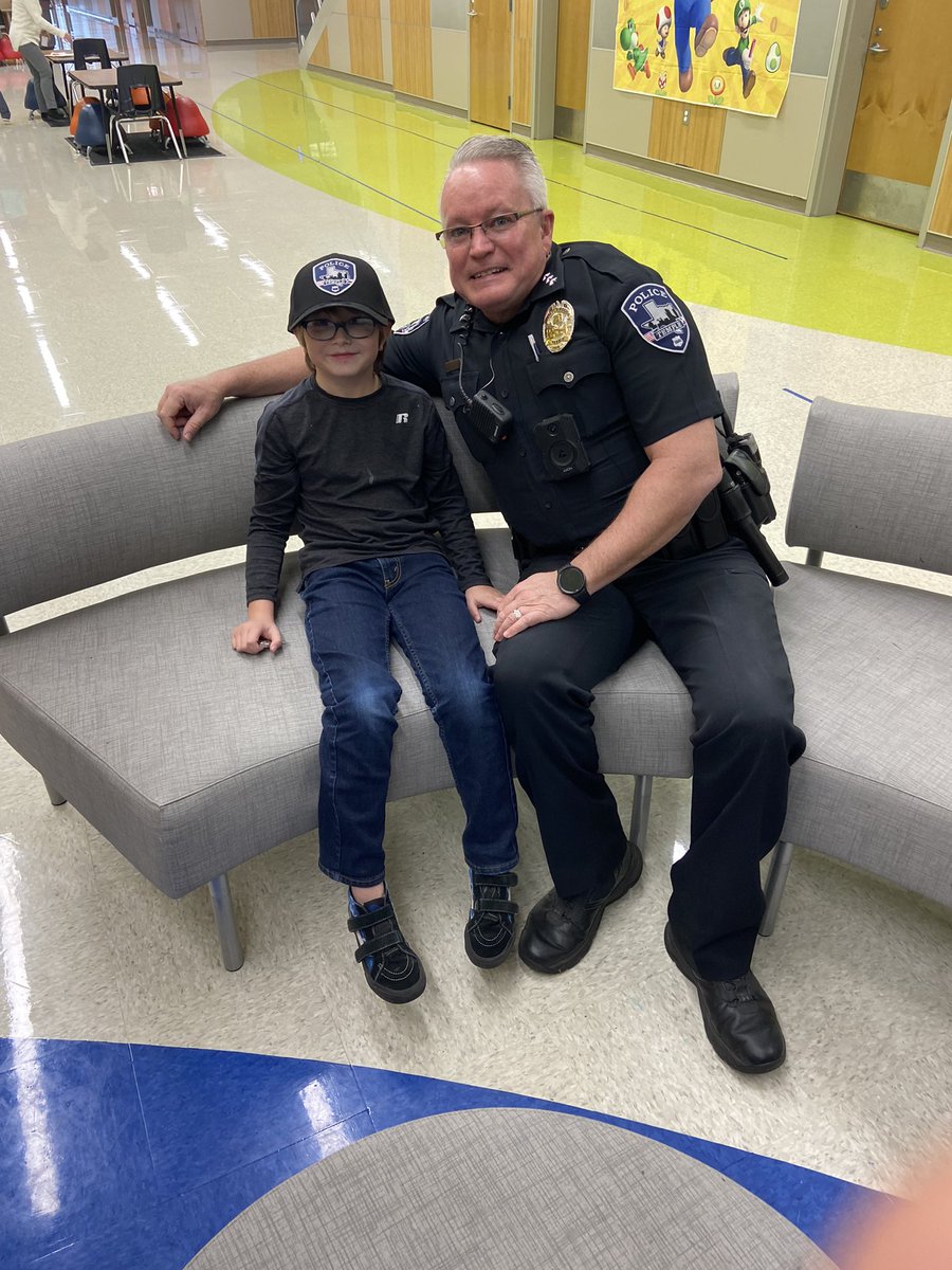 In October Logan told me his dream was to be a police officer. I told him one day he would meet his hero - @TempleTXPolice Chief Reynolds. He returned from break today & guess who surprised him 👇🏻. This is what public schools and partnerships can do for children! Thank you Chief!