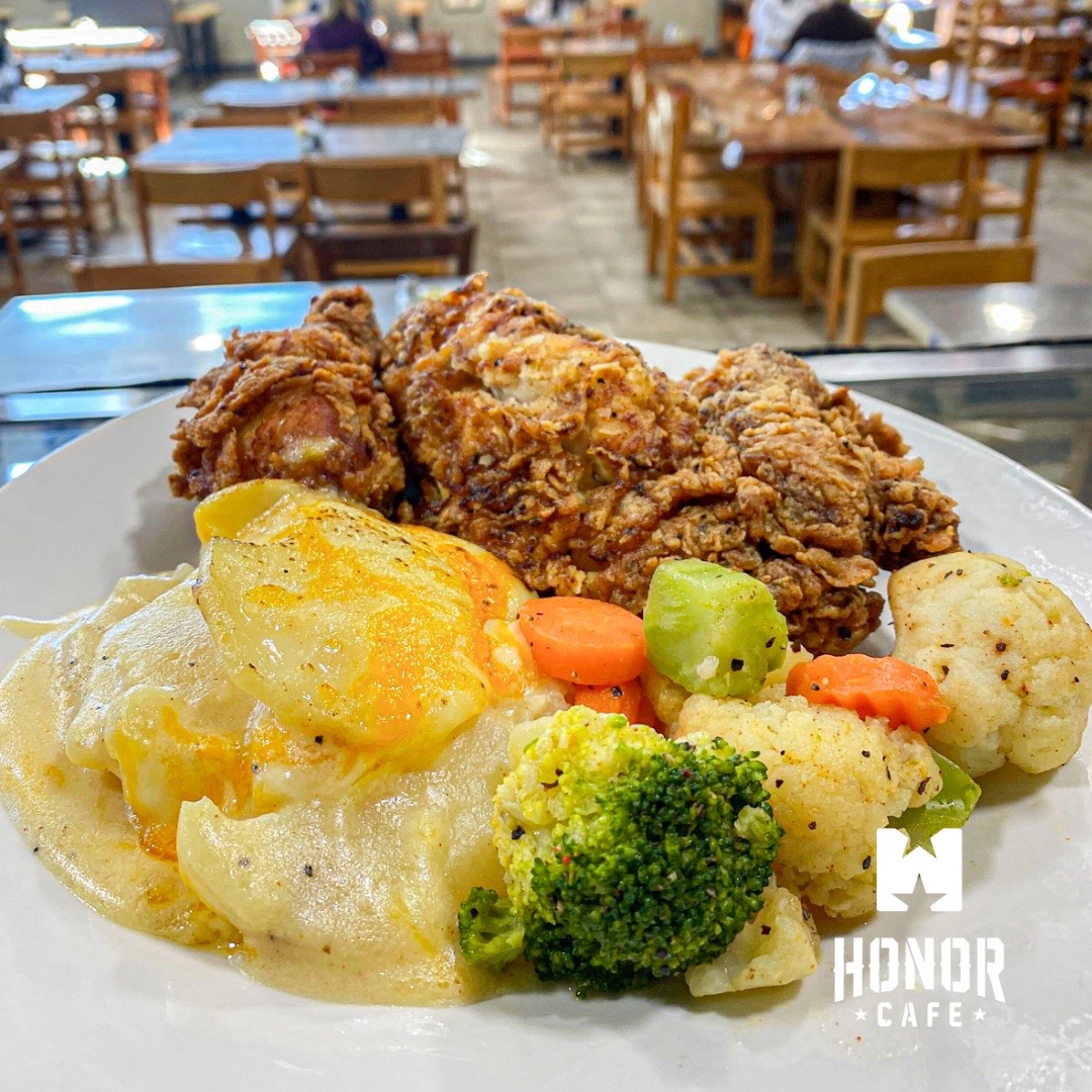 🍗🥔🌽 Today’s Hotline Special: Crispy Fried Chicken paired with creamy Scalloped Potatoes and a medley of fresh Mixed Vegetables.