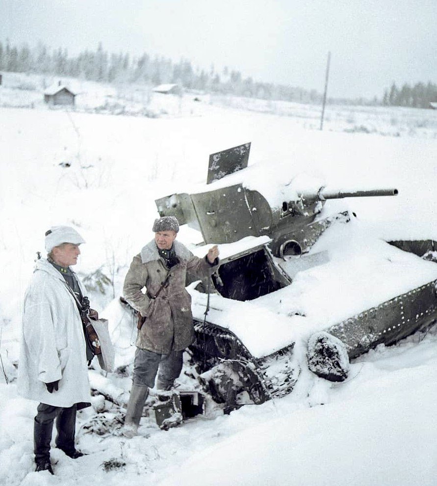 Based_FIN's tweet image. 🇫🇮 Lieutenant Colonel Wilhelm Teittinen and Aarne Juutilainen by a neutralized Soviet Tank, one of the famous battle grounds of the Winter War, Kollaa River, 1 January 1940.