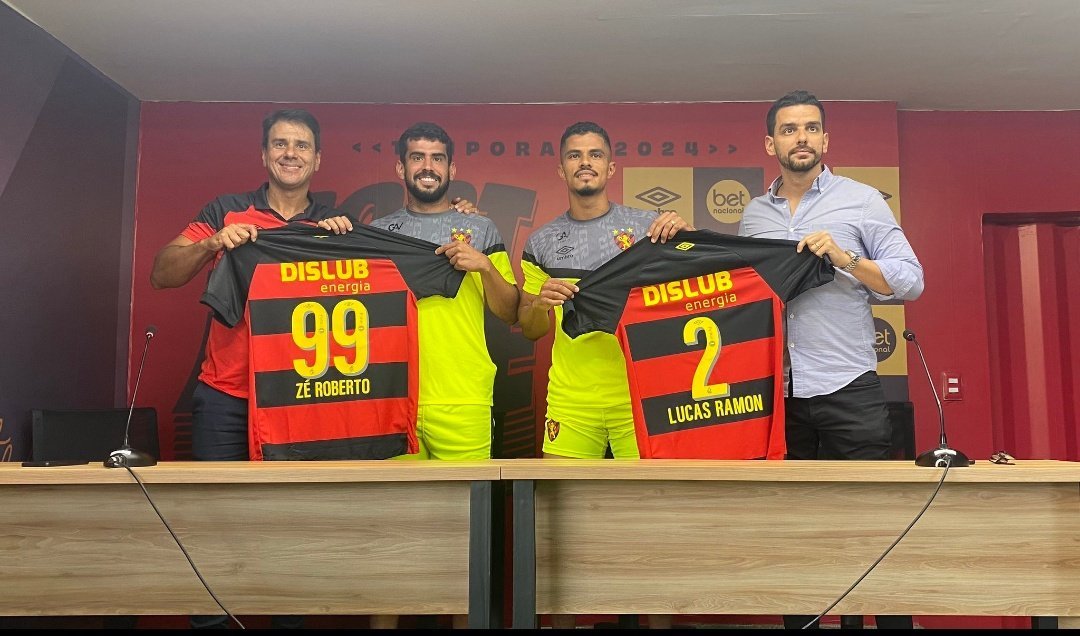 SportInfoPE's tweet photo. O atacante Zé Roberto e o lateral Lucas Ramon foram oficialmente apresentados pelo Sport.

#SportRecife 🔴⚫ https://t.co/cFdp6qAn2N