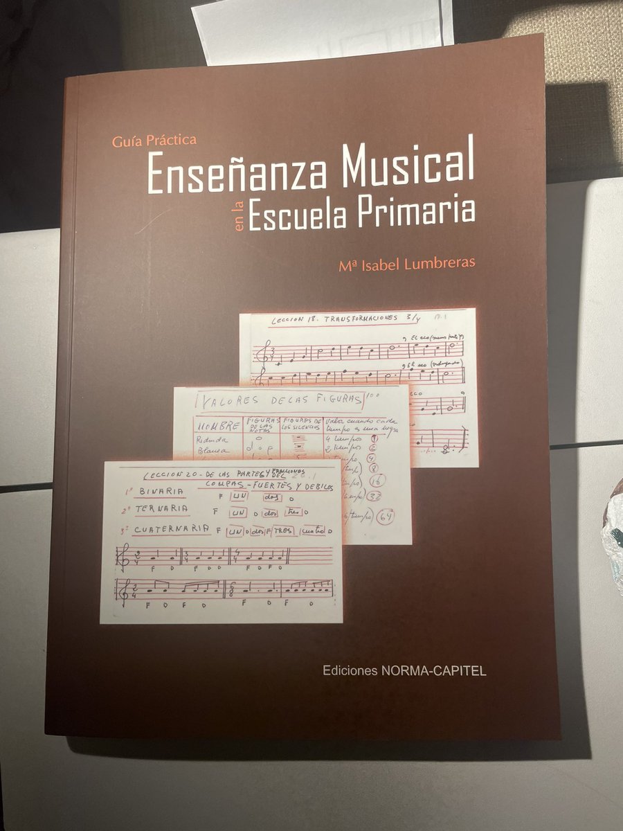 Alf_Elorriaga's tweet photo. Estupendo material didáctico para primaria de María Isabel Lumbreras, basado en la pedagogía coral escolar del gran Maurice Chevais. Tiene una pinta estupenda!! @olite_m @Lwena7 https://t.co/I12dog5pmk
