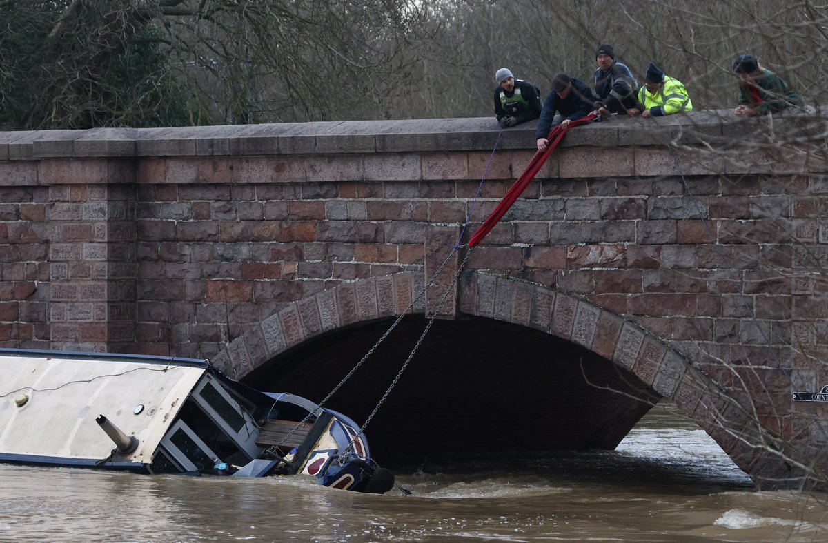 snapperdaz's tweet image. Despite the efforts of a rescue team a narrow boat succumbs to the strong flood waters. #Flood #barrowuponsoar #alamy #alamylivenews #pressphotography #charnwood #riversoar #ukweather #StormHenk