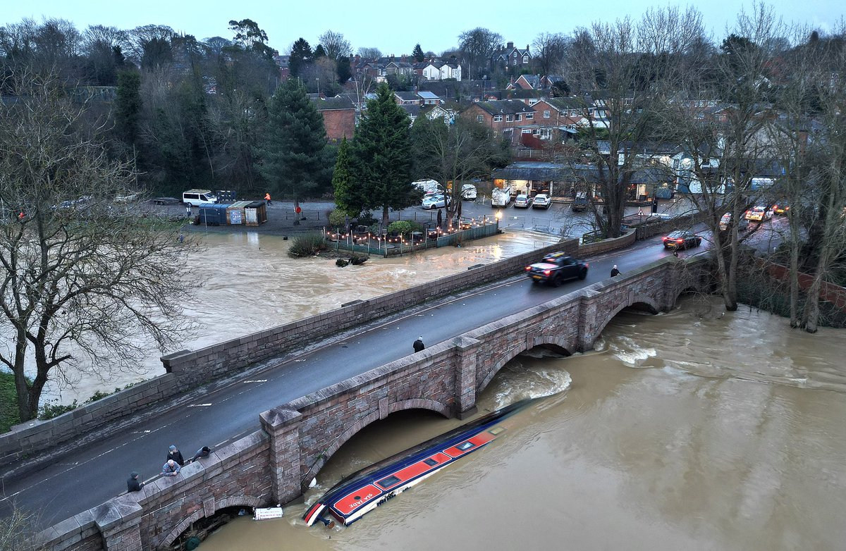 snapperdaz's tweet image. Despite the efforts of a rescue team a narrow boat succumbs to the strong flood waters. #Flood #barrowuponsoar #alamy #alamylivenews #pressphotography #charnwood #riversoar #ukweather #StormHenk