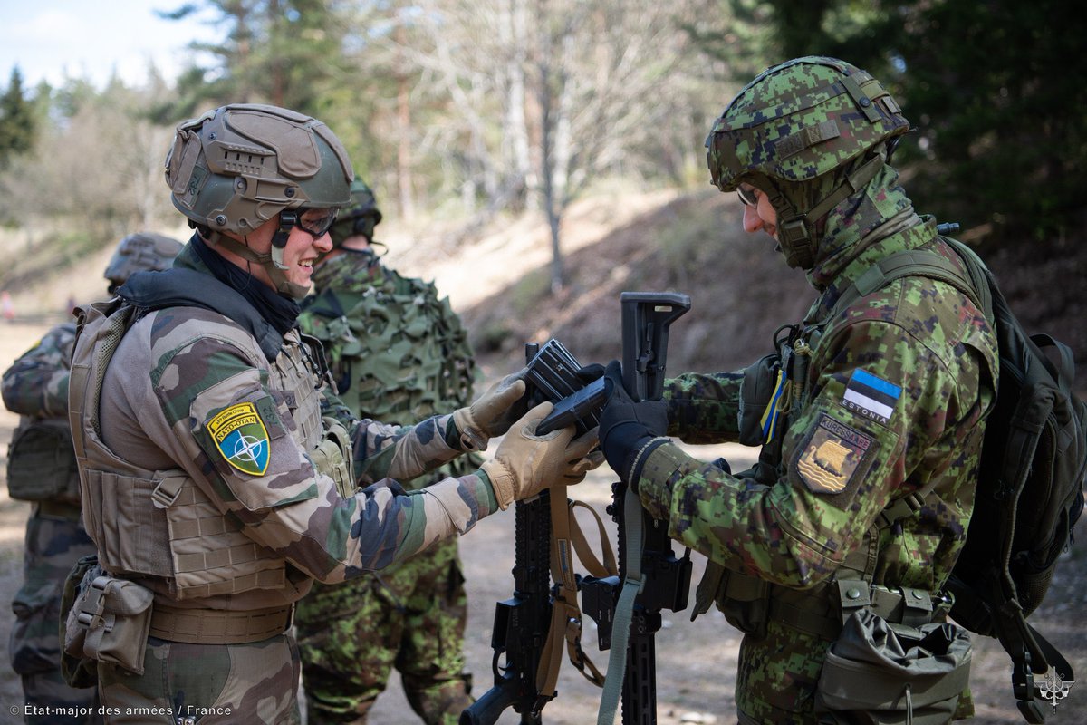 Sur le camp de Tapa🇪🇪, fierté d’être aux côtés des soldats @FrForcesEstonia qui démontrent la #SolidaritéStratégique au nord de🇪🇺et @NATO. Un même esprit opérationnel nous unit à nos alliés🇪🇪🇬🇧sur un terrain exigeant afin de maintenir un haut niveau d’excellence & de préparation.