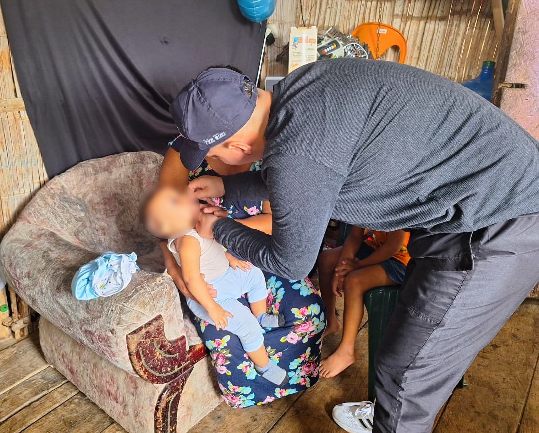 DPS_LosRios's tweet photo. #Urdaneta |🧑‍⚕️👩‍⚕️Profesionales del Centro de Salud Ricaurte realizan seguimiento a niños con el objetivo de efectuar las prestaciones de salud 🩺💊💉👶 del Paquete Priorizado, como parte de las acciones para prevenir la desnutrición crónica infantil.

#ElNuevoEcuador https://t.co/URgP0exdkI