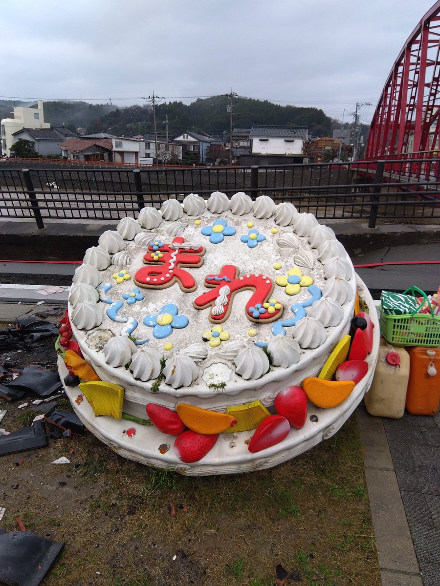 runner_okusawa's tweet photo. 輪島市にいます。　
以前撮影したまれのケーキの写真を探しました。
誰かが動かしたのかと思っていたのですが、元々同じ場所にありました。

あれだけの猛火の中、発泡スチロールで作られたまれのケーキが残ったのは、奇跡です。

まれって希なんですよね。
希望です。

#能登半島地震
#土屋太鳳
#NHK https://t.co/0jGmVHGE6Z