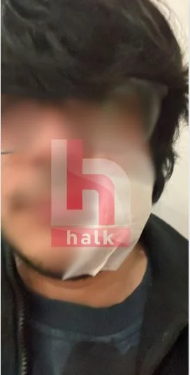 solcugazete's tweet photo. Koç Üniversitesi’nde F.B isimli öğrenci, Kürt ve Alevi olduğu gerekçesiyle yurt odasında bulunan diğer öğrenciler tarafından işkenceye maruz bırakıldığını iddia etti. 

Gördüğü baskı nedeni ile geçen 13-14 Kasım’da okulun laboratuvarında yatan F. B., 15 Kasım gecesi banyo yapmak için odasına gitti. Daha önce Hasan Ege K.’nin kemerle vurduğu, yüzüne sıcak ütü yapıştırmaya çalıştığı F. B., banyodan çıktığı esnada Arda D.’nin saldırısına uğradı.

Savcılık soruşturma dosyasına, 5 ayrı ses kaydının çözümü girdi. Kendisini odadan atmaya çalışan Hasan Ege K.’nin, F. B.’ye yönelik “Türkiye’nin, belli bir noktadan sonraki Doğusu olduğu gibi ateşe verilse…” diyor. K., F. B.’nin etnik kimliği için “Alt ırksınız. İtlaf edilmeniz lazım. Köle olduğunuzu kabullenmelisiniz. İtaat etmek zorundasınız. Seni bu odadan istemiyoruz. Buradan gitmezsen seni öldürürüz ” ifadelerini kullanıyor.

Olayla ilgili soruşturma başlatılırken habere konu olan Hasan Ege Karanfil, sosyal medya hesabından yaptığı açıklamada iddiaları yalanladı.

Öte yandan Koç Üniversitesi’nin yayını olan İthaki Yayınları konuya ilişkin yaptıkları paylaşımda haberde adı geçen Hasan Ege Karanfil isimli şahsın yazarlık sözleşmesinin iptal edildiğini açıkladı.

(Halk TV - Dinçer Gökçe)