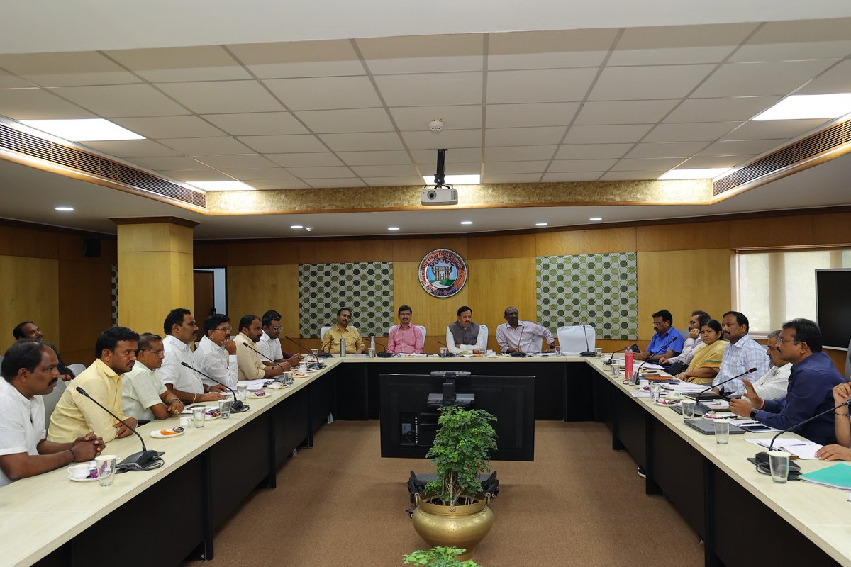 jsuryareddy's tweet image. #TSRTC rental bus owners called Off #strike, after meeting with MD V.C. Sajjanar @tsrtcmdoffice. 

Pvt bus owners have brought some issues, about the difficulties they facing after the implementation of #MahalakshmiScheme

It decided to set up a High level Committee.

#Telangana