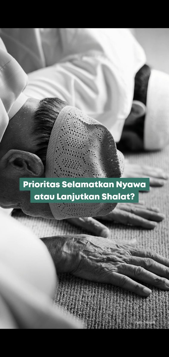 nu_online's tweet photo. Viral video imam shalat tak sadarkan diri. Salah satu jamaah kemudian meneruskan posisi imam, dan tetap melanjutkan jamaah shalat.

Tanggapan Netizen beragam. Banyak yang bertanya-tanya.

"Prioritas selamatkan nyawa atau lanjutkan shalat?"

📽️: #NUOnline https://t.co/dHbWmnOI3h