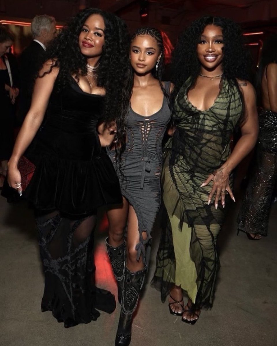StreetFashion01's tweet photo. H.E.R, Tyla and SZA (2024) https://t.co/5H6tSaaEsY