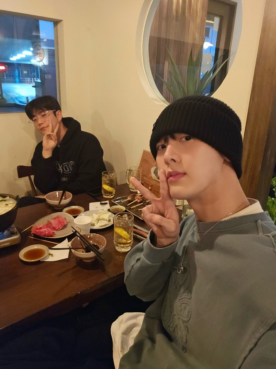 offclASTRO's tweet photo. 맏형이랑🍻☺️😁😛👍 https://t.co/jL20L8fEVR