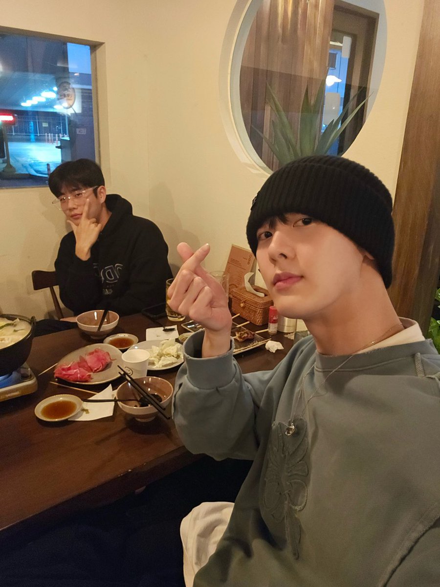 offclASTRO's tweet photo. 맏형이랑🍻☺️😁😛👍 https://t.co/jL20L8fEVR
