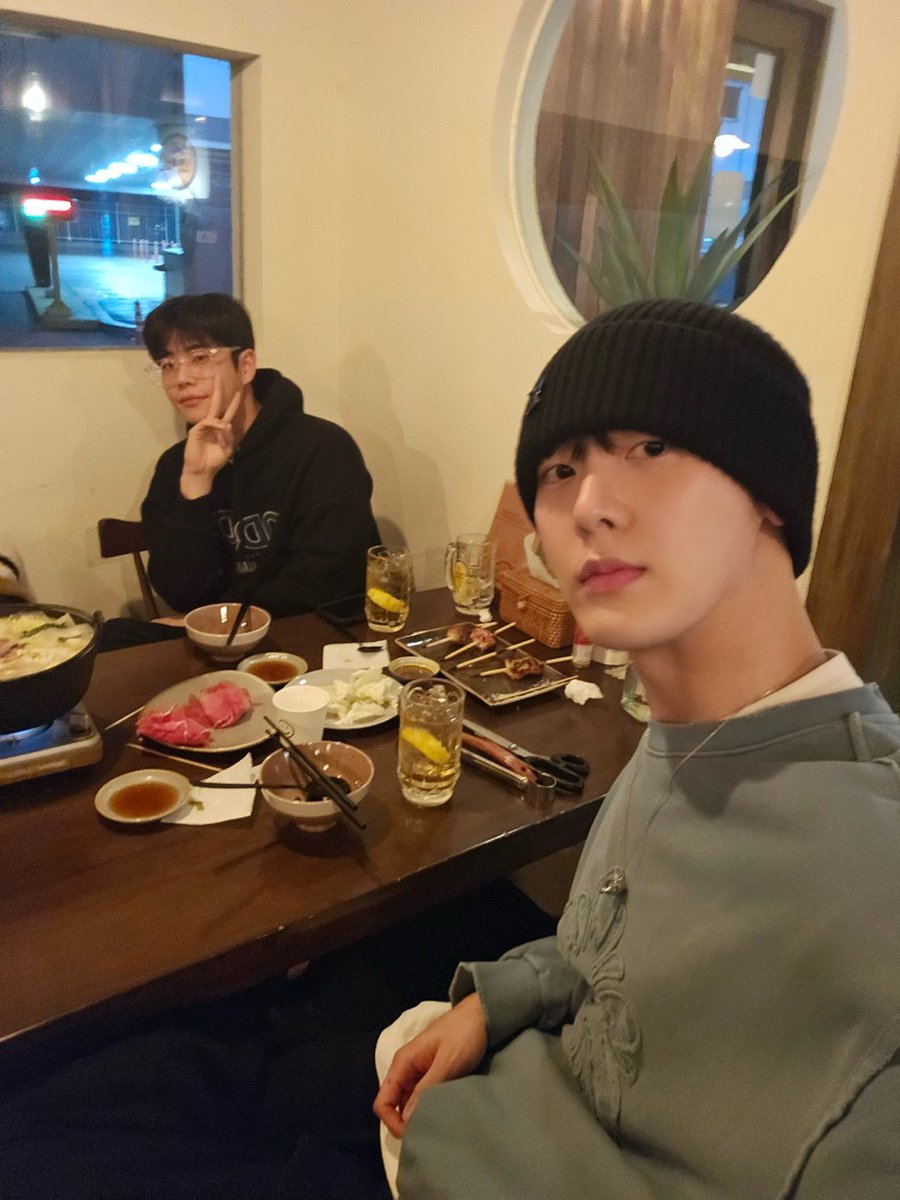 offclASTRO's tweet photo. 맏형이랑🍻☺️😁😛👍 https://t.co/jL20L8fEVR