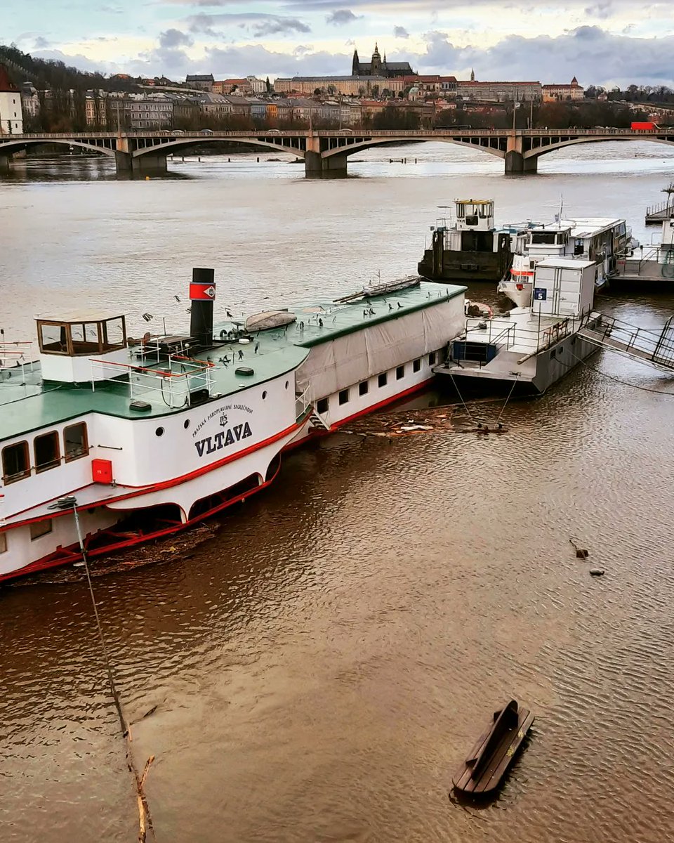 Beltina__'s tweet photo. Náplavka na Rašínově nábřeží právě dnes.
#vltava #praha #praguetoday https://t.co/cCEYSogk1G