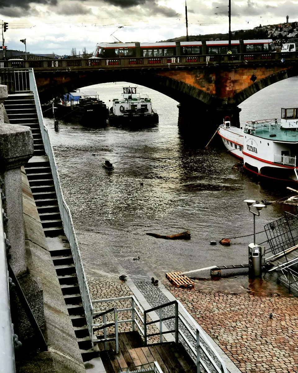 Beltina__'s tweet photo. Náplavka na Rašínově nábřeží právě dnes.
#vltava #praha #praguetoday https://t.co/cCEYSogk1G