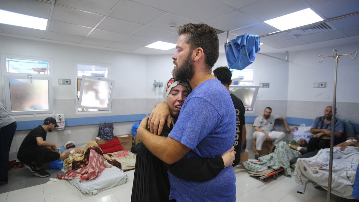 ESTAR ENFERMO EN GAZA

Cada vez se habla menos de los crímenes de Israel en Gaza. Mi mujer acaba de pasar por una neumonía bilateral. Hospitalizada durante ocho días, ¿qué le habría sucedido si hubiera sido una mujer palestina atrapada en el sur de Gaza? Los hospitales han sido