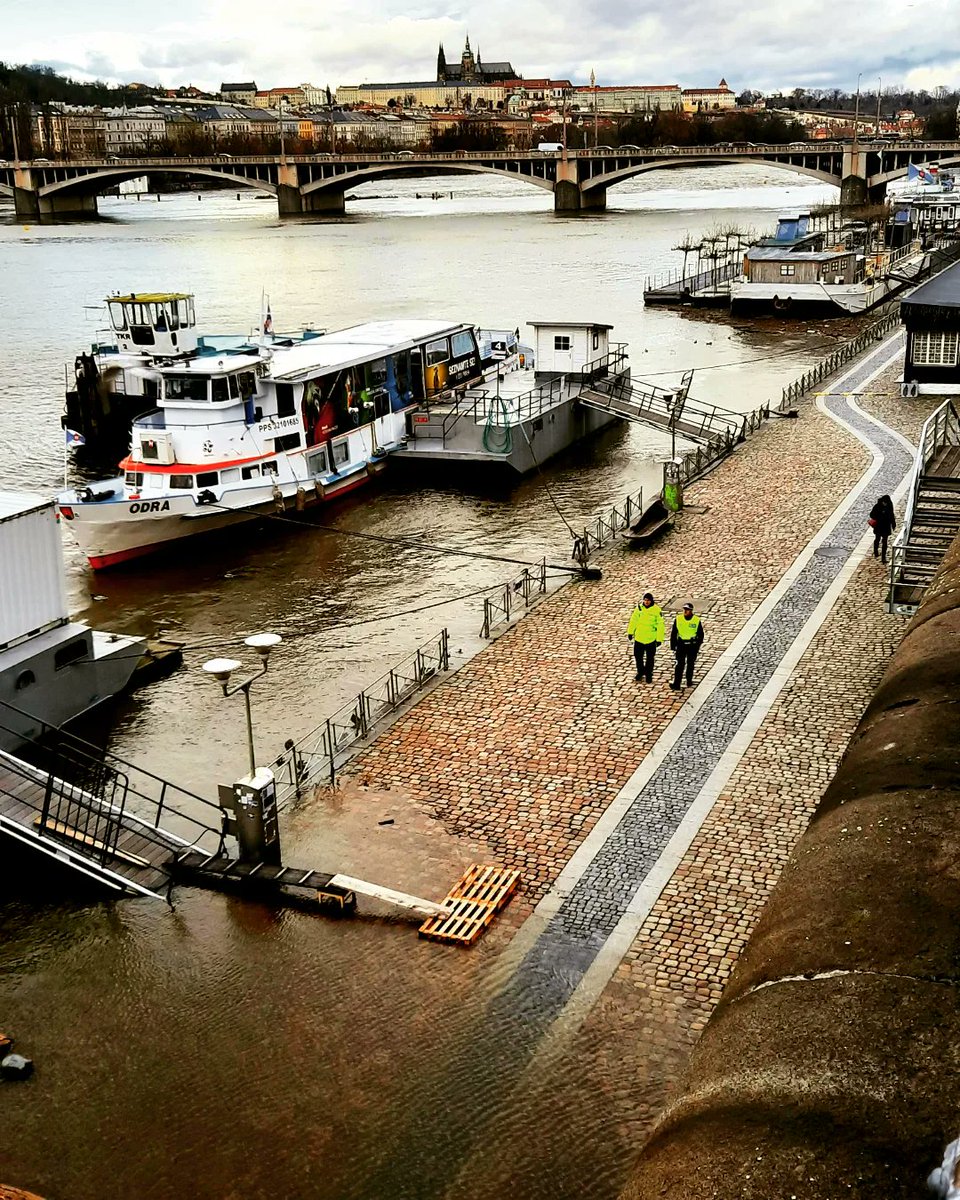 Beltina__'s tweet photo. Náplavka na Rašínově nábřeží právě dnes.
#vltava #praha #praguetoday https://t.co/cCEYSogk1G