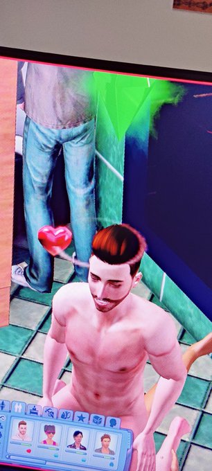 Il se passe des choses &eacute;tranges dans les urinoirs d'un bar de ma partie de Sims...   https://t.co/xogsa428iW