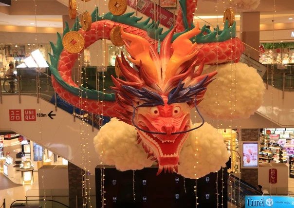 #tintuc
Linh vật rồng chào mừng năm 2024 tại Aeon mall Tân Phú (Q.Tân Phú, TP.HCM) “gây sốt” vì được cho là có biểu cảm không được thân thiện.