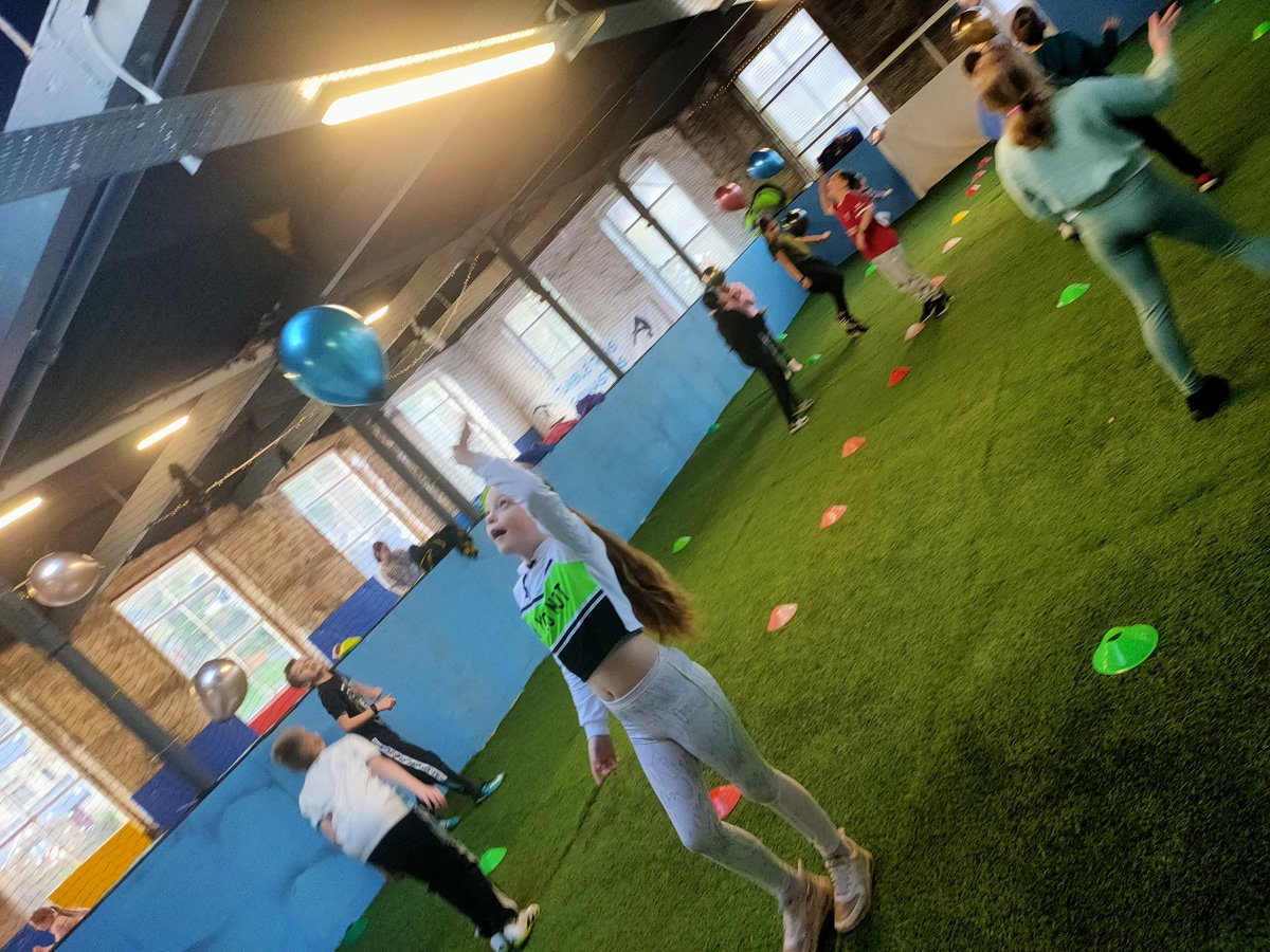 tagsprogramme's tweet photo. @HAFCalderdale Day 3
Children practicing #Shrek with coach Mollie in #MusicalTheatre having fun with balloon tennis, enjoying nutritional quizzes &amp; looking forward to taking home #dishup food parcels for home
@educationgovuk #calderdale https://t.co/ozDUqnEv4I