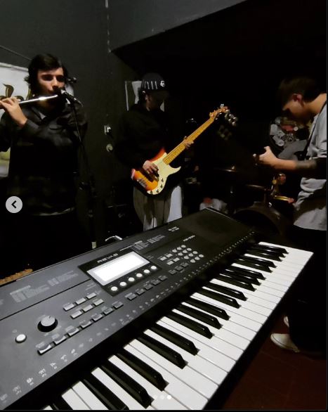HouseJurassic's tweet photo. 2023 teve muita música aqui no estúdio Jurássico, que venha muito mais em 2024! https://t.co/Kum2ISrY7Q