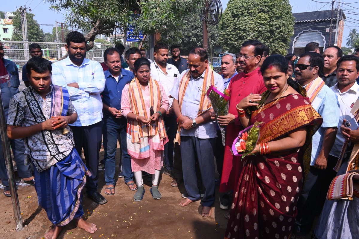 KMCKataka's tweet photo. The foundation stone for the water rejuvenation of four ponds in the city was laid today. They include Sidheswar Sahi Mahadev pond, Hadagadia pond at Kafla, Reba Bagicha pond and Chandan Pokhari at Choudhury Bazar. These ponds will be rejuvenated through nature-based treatment. https://t.co/gApb8UwOrl