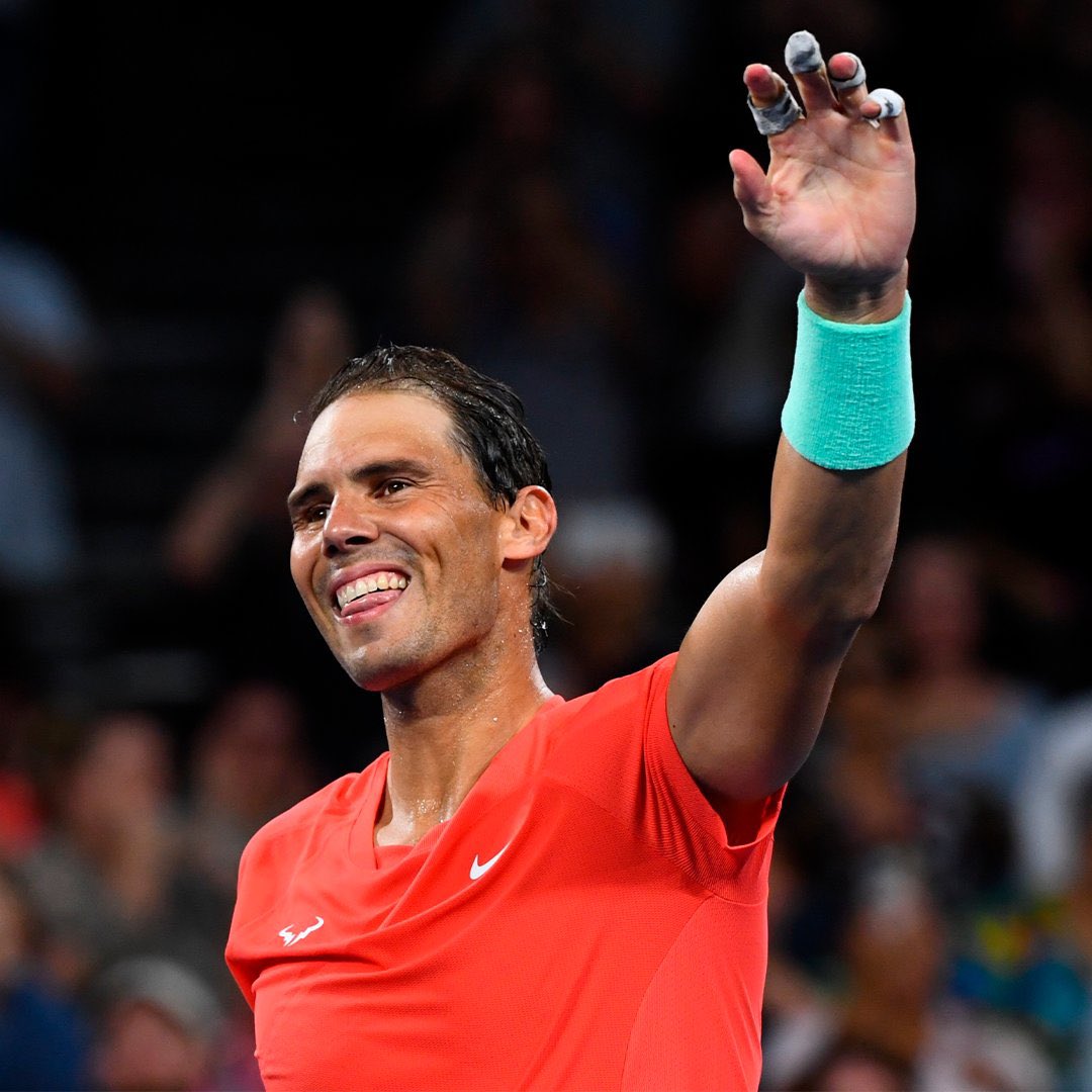 jmgmoron's tweet photo. Me parece de mal gusto y de ser injusto leer algunos comentarios sobre el regreso de Rafa donde hay gente que dice cosas del tipo:

"Cuando llegue Nole ni la olerá"
"Cuando enfrente a un top perderá"
"Cuando pierda a ver qué decís"

El tipo lleva un año lesionado, vuelve, y toca leer el odio de algunos.

Obvio que es normal que perderá y que a día de hoy no esté para enfrentarse al Top 10. ¡Es lógico! Lleva un año lesionado y hace 5 meses estaba en una cama sin poder moverse por una operación.

Hay que darle tiempo. Si no ocurre nada extraño, irá de menos a más y llegará un momento donde sea más competitivo. O a lo mejor quizá no, pero todos los tenistas cuando intentaron volver tras mucho tiempo parados (Federer en 2021 o el propio Djokovic en 2022) les costó meses encontrarse mejor.

Amigos, no son robots, son humanos. No pueden pasar de 0 a 100 en un abrir y cerrar de ojos. Esto no es la Play.

Limítense a disfrutar, que Rafa Nadal esté en el circuito es bueno para el tenis en general. Lo mismo con Djokovic. El día que no estén ya los echaremos de menos.

Menos odio y más disfrutar el momento.