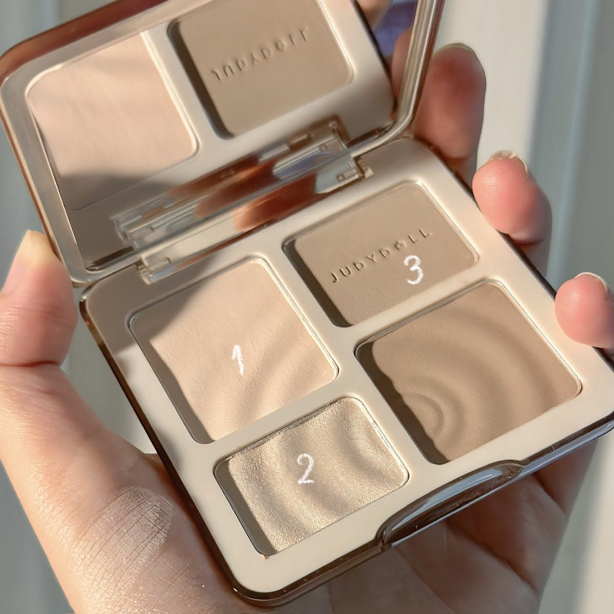 สิ่งที่ทำให้หน้ามีมิติมากขึ้นคือไฮไลท์กับคอนทัวร์ มันจะทำให้หน้ามีระยะลึกตื้น มีจุดกระทบแสง แนะนำให้เริ่มจากการคอนทัวร์จมูกก่อน เพราะเป็นจุดที่ดึงสายตาได้ดีที่สุด ทำตามแล้วหน้าไม่แบนแน่นอน