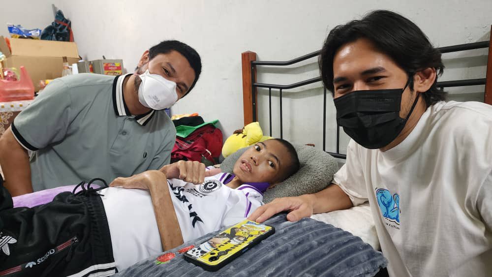 Ini sangat meruntun jiwa saya. Permintaan akhir adik Irfan adalah jumpa saya &amp; Soloz. Petang tadi ( 4/1 ) saya sempat luangkan masa. Baru terima berita yg adik Irfan baru menghembuskan nafas terakhir sekitar jam 9pm tadi. Allahu 😭