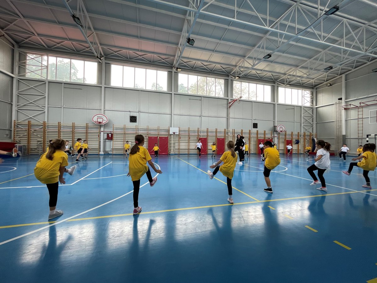 OSCE_Skopje's tweet photo. Our Mission's #BuildingNewBridges (BnB) project fosters inclusivity, celebrates diversity, and builds strong connections within schools and among the #youth in ๐ฒ๐ฐ๐ค๐. https://t.co/B3dlUeWpDr