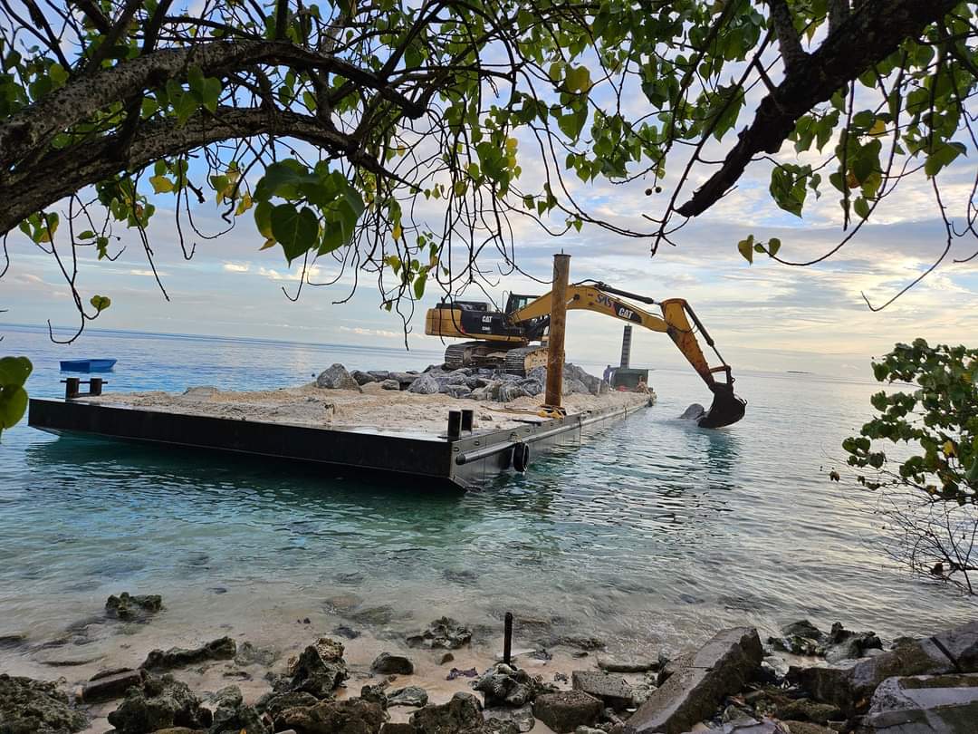 Niube10's tweet photo. އެމްޑީޕީ ސަރުކާރުން ކޮންޓްރެކްޓަރާ ހަވާލުކުރެވިފައިވާ ކެޔޮދޫ ގިރާ ސަރަހައްދު ހިމާޔަތް ކުރުމުގެ އަމަލީ މަސައްކަތް މިއަދު ފެށިގެން ކުރިޔަށްދާކަމީ ނުހަނު އުފާވެރިކަން މުޅި ރަށަށް ލިބިގެންދިޔަ ކަމެކެވެ. 
އެމްޑީޕީ އަކީ ތަރައްގީގެ އިންގިލާބު މުޅި ރާއްޖެއަށް ގެނެސްދިން ޕާޓީ، 💛
#MDP https://t.co/D47gI4SSU1