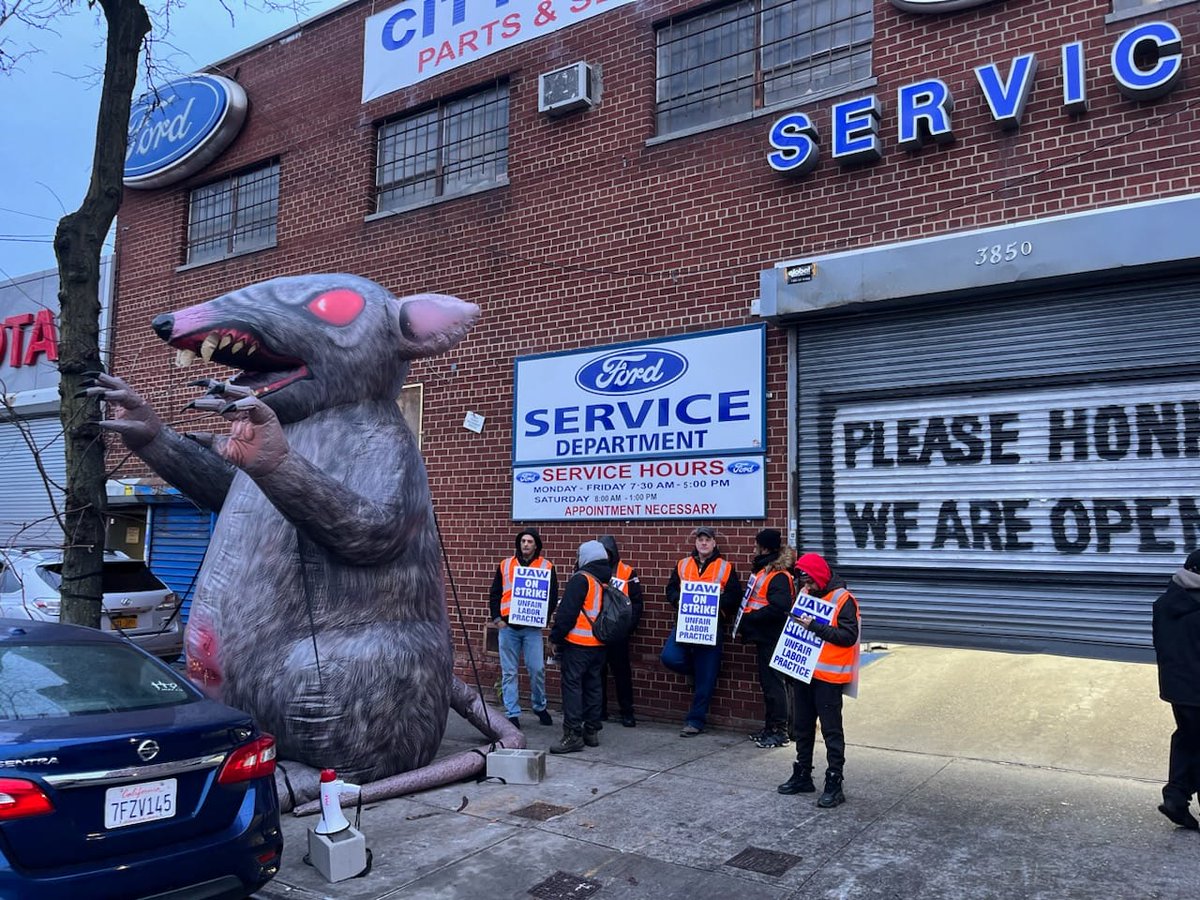 ⚡️Workers at City World Ford in the Bronx are on strike! In July, the workers voted unanimously to unionize with #UAW Local 259. Management has repeatedly ignored requests for information and dates to bargain. #StandUpUAW @UAWRegion9A