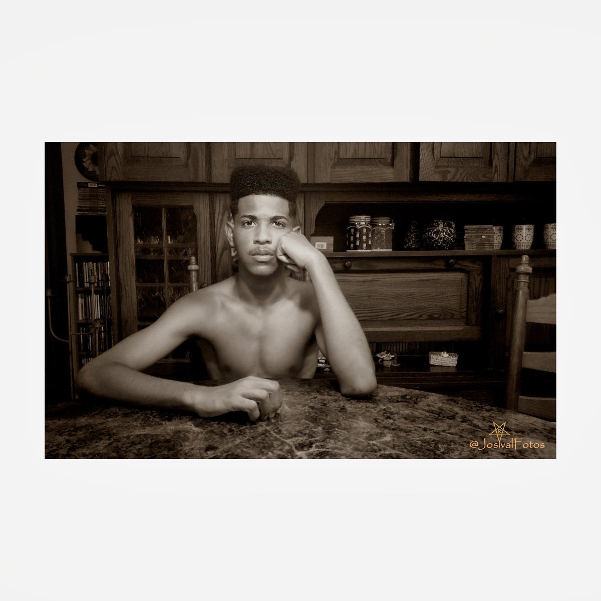 LuzDeNegraPiel's tweet photo. Wishing that this year 2024 comes with more light and opportunities.
Photo: @JosivalFotos (for those who do not follow her yet, I invite you to follow this account).
Model: #Yasiel
#JosivalFotos in its 3rd. year, with portraits and images of #men, without discrimination https://t.co/xUFA0XQpwx